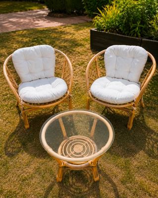 deux chaises et une table basse dans l'herbe