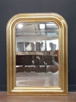 un miroir posé sur le sol devant un mur