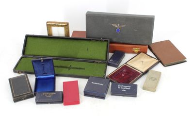 beaucoup de petites boîtes contenant divers objets