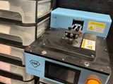 une pile de tiroirs en plastique et un micro-ondes dans une pièce