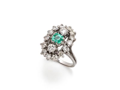 une bague à grappes d'émeraudes et de diamants