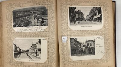 quatre vieilles photos d'une ville dans un livre