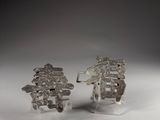 paire de boucles d'oreilles plaquées argent sur un présentoir en acrylique transparent
