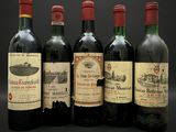 six bouteilles de vin sont alignées sur un fond noir