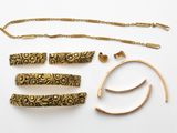 un assortiment de bijoux en or comprenant un collier, un bracelet et une bague