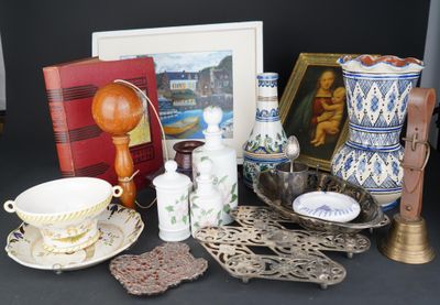un grand nombre d'objets posés sur une table