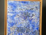 une peinture abstraite bleue et blanche dans un cadre en bois