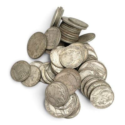 une pile de pièces d'argent superposées