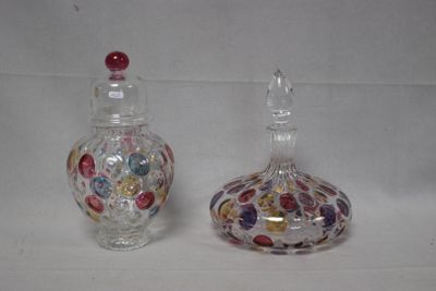 deux vases placés l'un à côté de l'autre sur une table