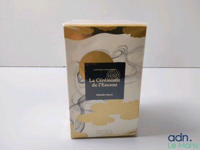 an image of a box of tea sitting on top of a table