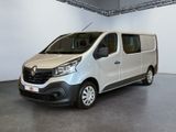 La camionnette blanche est garée dans une grande pièce au sol gris.