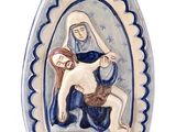 une image représentant une figurine en céramique d'une femme tenant l'enfant Jésus dans ses bras