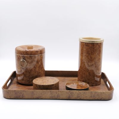 une image représentant un plateau en bois sur lequel se trouvent deux tasses et un récipient