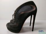 gros plan d'une paire de chaussures sur une surface blanche