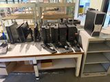 beaucoup de matériel informatique posé sur une table dans un entrepôt