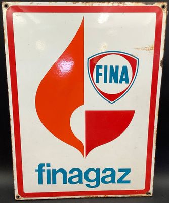 une vieille enseigne en tôle arborant un logo rouge et blanc