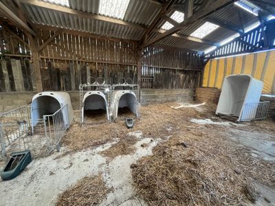 une grange remplie de foin