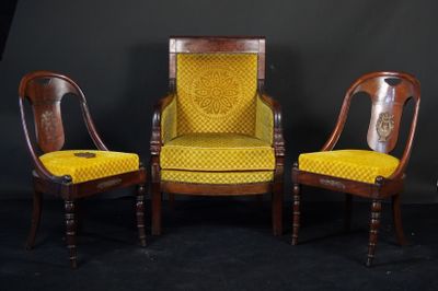trois chaises en bois avec des coussins rembourrés jaunes sur fond noir