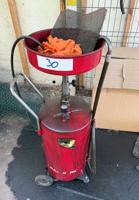 une borne d'incendie rouge sur laquelle est apposé un panneau