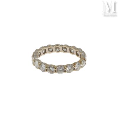 gros plan d'une bague en diamant sur fond blanc