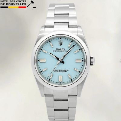 un gros plan d'une montre Rolex au cadran bleu