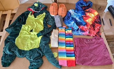 une boîte en carton sur laquelle sont disposés divers vêtements et accessoires