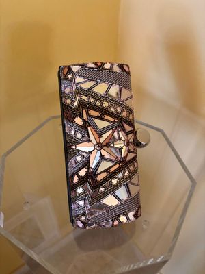quelqu'un tient un téléphone portable sur une table en verre transparent