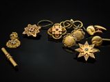 plusieurs types différents de bijoux en or sur un fond noir