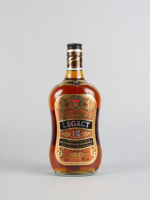 l'image d'une bouteille d'alcool posée sur une table