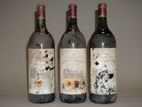 trois bouteilles de vin posées l'une à côté de l'autre sur une table