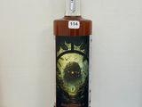 une bouteille d'alcool posée sur un comptoir à côté d'une bouteille de liqueur