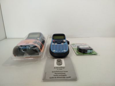 deux téléphones portables posés sur une table