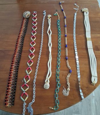 beaucoup de bracelets posés sur une table