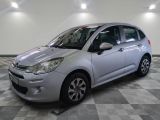 la petite voiture argentée est garée sur un sol en damier
