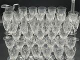 beaucoup de verres à vin et une carafe sur la table