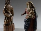 deux figurines représentant Jésus et Marie avec l'Enfant Jésus, posées sur une table