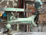 une machine posée sur une table dans une pièce