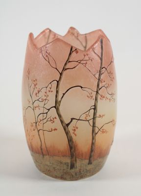 un vase orné d'un arbre, posé sur une table