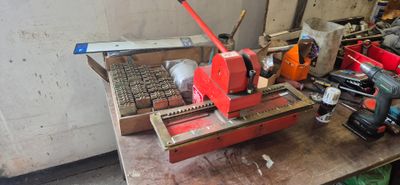 une machine posée sur une table dans une pièce