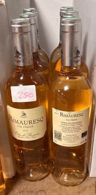 plusieurs bouteilles de vin sont alignées sur un comptoir