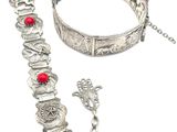 bracelet en argent et bracelet avec des perles rouges sur fond blanc