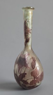 un vase avec un motif floral posé sur une table