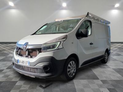 la photo d'une camionnette blanche garée dans une pièce