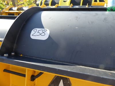 un camion-benne noir et jaune sur lequel est collé un autocollant