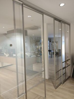 Une baie vitrée 2 portes coulissantes et 2 fixes