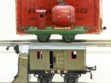 un petit train sur lequel est posée une boîte rouge