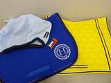 un tapis de selle bleu et jaune et un tapis de selle jaune et blanc