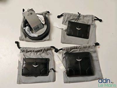 Trois sacs contenant un téléphone et un chargeur sont posés sur une table