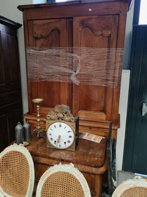 un meuble en bois surmonté d'une horloge
