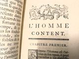 un gros plan d'un livre ouvert sur lequel figure une image